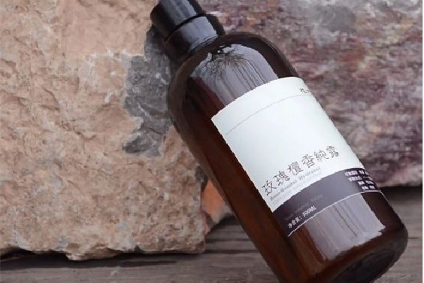 玫瑰純露和玫瑰原液的區(qū)別 玫瑰純露和玫瑰水哪個更好 玫瑰純露和玫瑰原液的區(qū)別 玫瑰純露和玫瑰水哪個更好