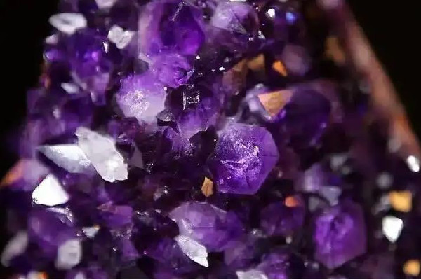 水晶有靈性是不是迷信 水晶為什么不能讓人摸 水晶有靈性是不是迷信 水晶為什么不能讓人摸