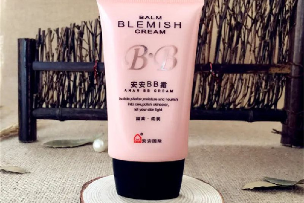 BB霜和素顏霜一起用嗎 BB霜可以用來補妝嗎 BB霜和素顏霜一起用嗎 BB霜可以用來補妝嗎