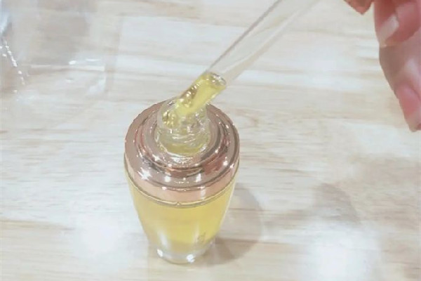 山茶花精油有涂抹燙傷的作用嗎 山茶花精油可以抹頭發(fā)嗎 山茶花精油有涂抹燙傷的作用嗎 山茶花精油可以抹頭發(fā)嗎