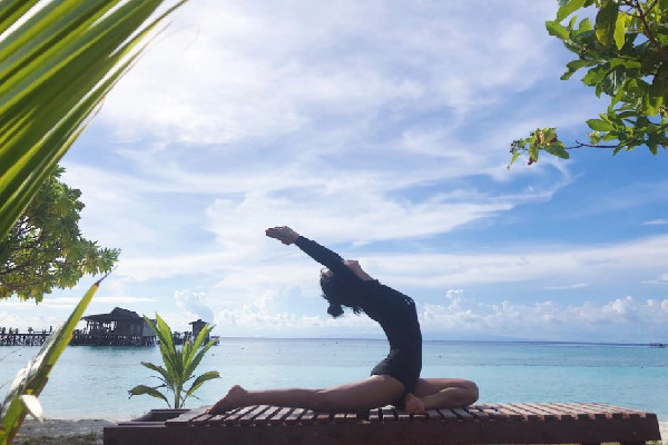 女子“練瑜伽”式騎車驚呆路人 瑜伽什么環(huán)境比較好 女子“練瑜伽”式騎車驚呆路人 瑜伽什么環(huán)境比較好