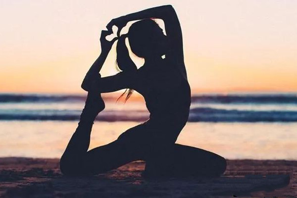 女子“練瑜伽”式騎車驚呆路人 瑜伽什么環(huán)境比較好 女子“練瑜伽”式騎車驚呆路人 瑜伽什么環(huán)境比較好