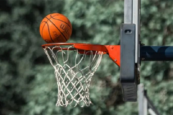 嫌打籃球太吵老人從7樓扔飲料瓶 打籃球要注意什么 嫌打籃球太吵老人從7樓扔飲料瓶 打籃球要注意什么