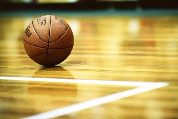 嫌打籃球太吵老人從7樓扔飲料瓶 打籃球要注意什么 嫌打籃球太吵老人從7樓扔飲料瓶 打籃球要注意什么