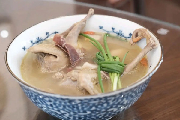 鴿子湯要切塊還是整只燉好 鴿子湯和雞一起燉可以嗎 鴿子湯要切塊還是整只燉好 鴿子湯和雞一起燉可以嗎