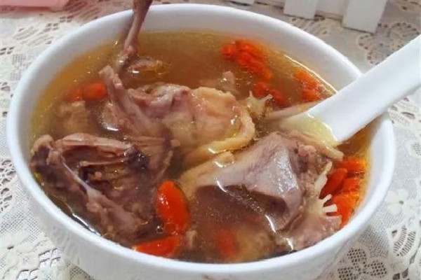 乳鴿湯和烏雞湯哪個(gè)好 乳鴿湯的營(yíng)養(yǎng)價(jià)值高嗎 乳鴿湯和烏雞湯哪個(gè)好 乳鴿湯的營(yíng)養(yǎng)價(jià)值高嗎