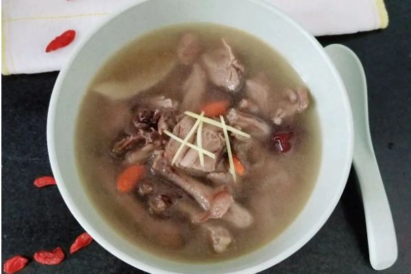 鴿子湯用公鴿子還是母鴿子 鴿子湯一只好還是兩只好 鴿子湯用公鴿子還是母鴿子 鴿子湯一只好還是兩只好