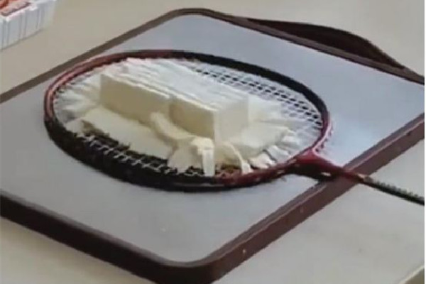 男子用羽毛球拍瞬間切好豆腐 切豆腐怎么切不粘刀 男子用羽毛球拍瞬間切好豆腐 切豆腐怎么切不粘刀
