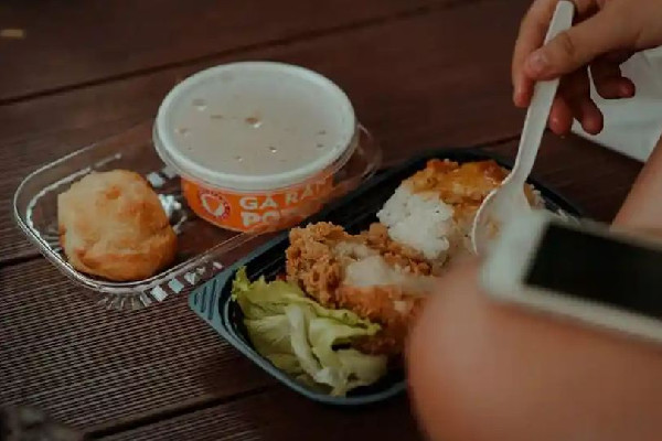 女子凌晨外賣被偷坐地崩潰大哭 外賣被偷了怎么處理 女子凌晨外賣被偷坐地崩潰大哭 外賣被偷了怎么處理