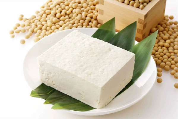 男子用羽毛球拍瞬間切好豆腐 切豆腐怎么切不粘刀 男子用羽毛球拍瞬間切好豆腐 切豆腐怎么切不粘刀