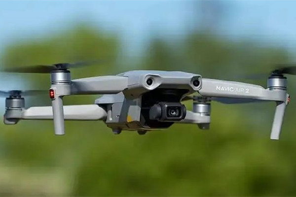 玩徒跳河露光頭被警方無(wú)人機(jī)發(fā)現(xiàn) 無(wú)人機(jī)可以飛多遠(yuǎn) 玩徒跳河露光頭被警方無(wú)人機(jī)發(fā)現(xiàn) 無(wú)人機(jī)可以飛多遠(yuǎn)