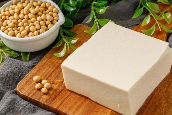 男子用羽毛球拍瞬間切好豆腐 切豆腐怎么切不粘刀 男子用羽毛球拍瞬間切好豆腐 切豆腐怎么切不粘刀