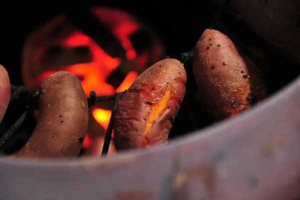 男子帶兒子體驗(yàn)烤紅薯引發(fā)火災(zāi) 烤紅薯怎么烤好吃 男子帶兒子體驗(yàn)烤紅薯引發(fā)火災(zāi) 烤紅薯怎么烤好吃