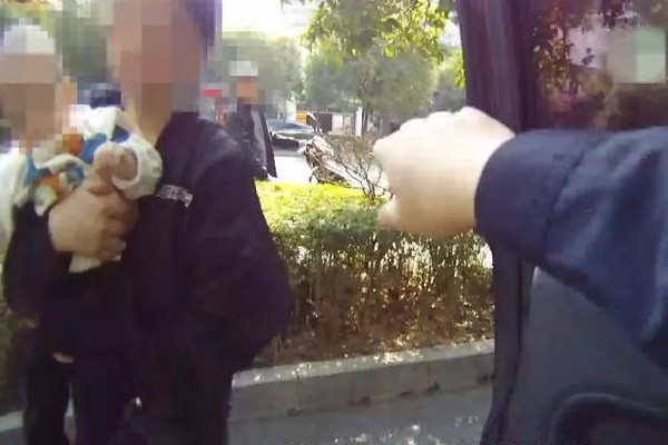 夫妻吵架孩子獨(dú)自被鎖車內(nèi)大哭 夫妻吵架對孩子的影響有多大