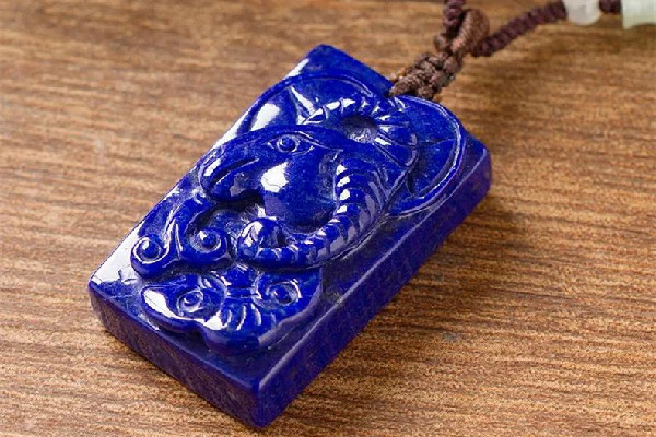 青金石和蜜蠟?zāi)膫€(gè)更適合女生 青金石戴左手還是右手 青金石和蜜蠟?zāi)膫€(gè)更適合女生 青金石戴左手還是右手