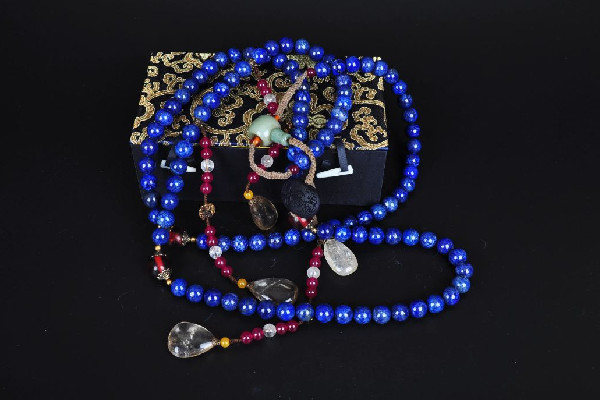 青金石可以戴著洗澡嗎 青金石碰水了會(huì)變成什么樣