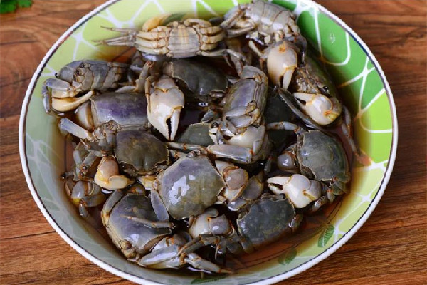 女子制生腌蟹3小時后螃蟹越獄亂爬 生腌蟹的制作方法 女子制生腌蟹3小時后螃蟹越獄亂爬 生腌蟹的制作方法