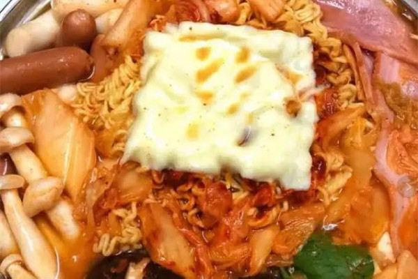 部隊火鍋的做法 部隊火鍋要放些什么食材 部隊火鍋的做法 部隊火鍋要放些什么食材