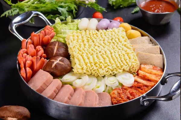 部隊火鍋的做法 部隊火鍋要放些什么食材 部隊火鍋的做法 部隊火鍋要放些什么食材