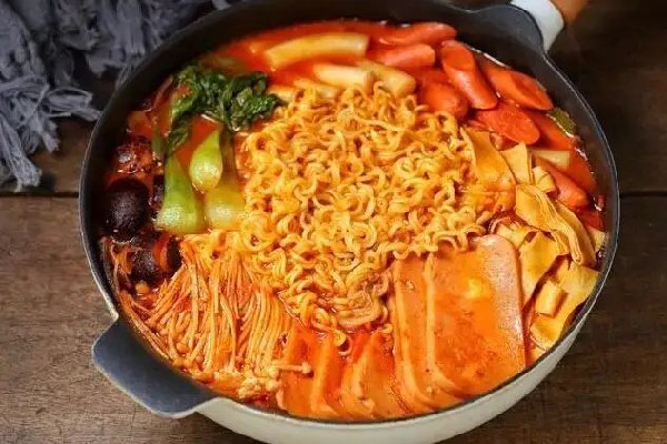 部隊火鍋的做法 部隊火鍋要放些什么食材 部隊火鍋的做法 部隊火鍋要放些什么食材