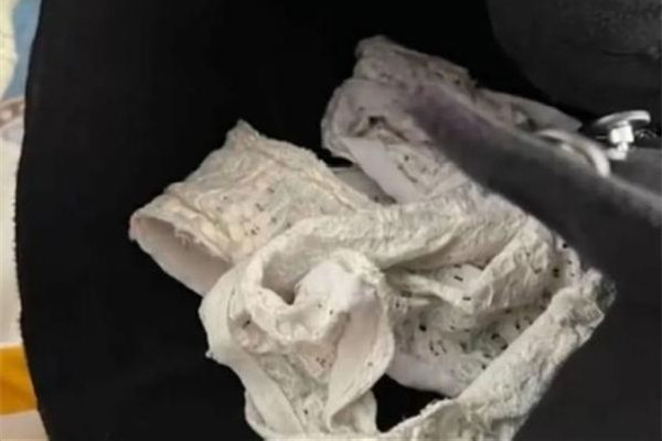女子網購牛仔褲竟在里面發(fā)現(xiàn)內褲 網購發(fā)現(xiàn)異物怎么處理 女子網購牛仔褲竟在里面發(fā)現(xiàn)內褲 網購發(fā)現(xiàn)異物怎么處理