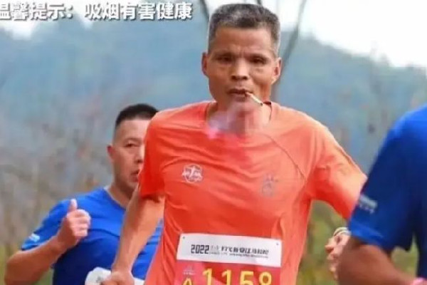 廣州男子邊抽煙邊跑馬拉松火到國外 馬拉松的精神和意義 廣州男子邊抽煙邊跑馬拉松火到國外 馬拉松的精神和意義