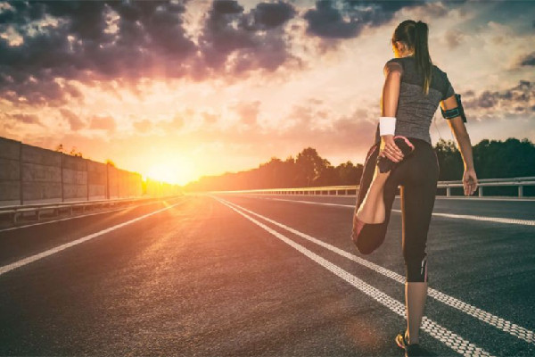 廣州男子邊抽煙邊跑馬拉松火到國外 馬拉松的精神和意義 廣州男子邊抽煙邊跑馬拉松火到國外 馬拉松的精神和意義