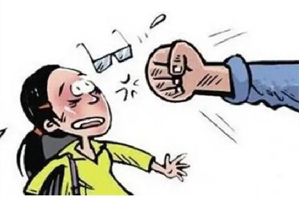 兩女孩下班遭多名男子當街毆打 毆打他人屬于什么違法行為 兩女孩下班遭多名男子當街毆打 毆打他人屬于什么違法行為