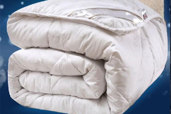 羊絨被和蠶絲被哪種好 羊絨被是什么時候蓋的 羊絨被和蠶絲被哪種好 羊絨被是什么時候蓋的