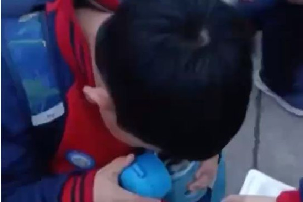 奶奶誤把白酒當(dāng)水裝進(jìn)水壺給孫子 白酒適合什么人喝 奶奶誤把白酒當(dāng)水裝進(jìn)水壺給孫子 白酒適合什么人喝