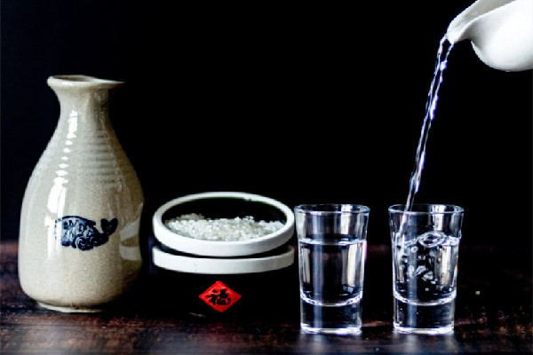 奶奶誤把白酒當(dāng)水裝進(jìn)水壺給孫子 白酒適合什么人喝 奶奶誤把白酒當(dāng)水裝進(jìn)水壺給孫子 白酒適合什么人喝