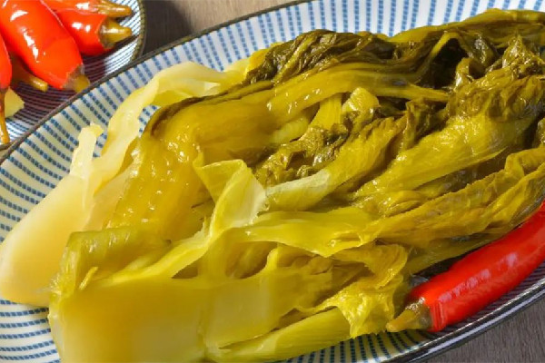 安徽一地村民腌制酸菜時穿鞋踩踏 腌酸菜多長時間好吃 安徽一地村民腌制酸菜時穿鞋踩踏 腌酸菜多長時間好吃