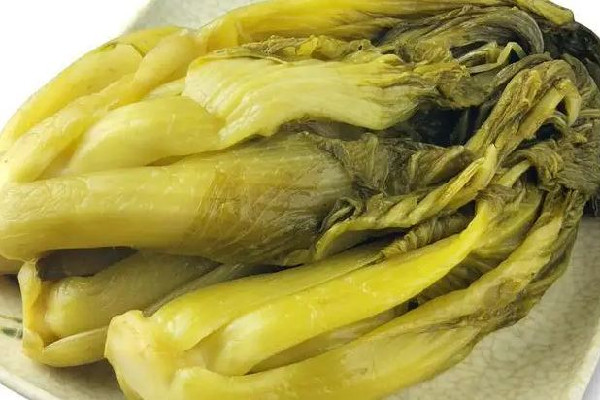 安徽一地村民腌制酸菜時穿鞋踩踏 腌酸菜多長時間好吃 安徽一地村民腌制酸菜時穿鞋踩踏 腌酸菜多長時間好吃