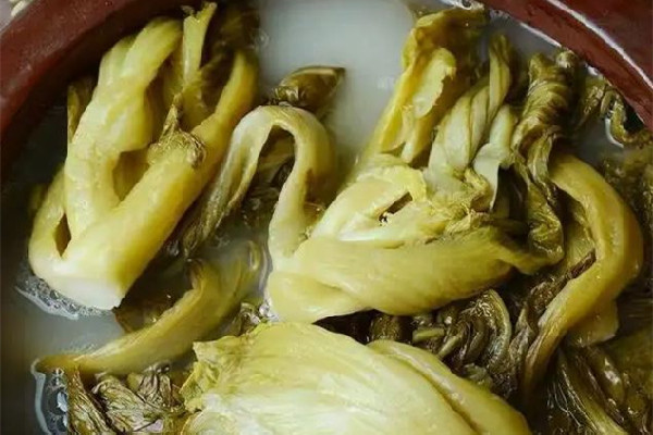 安徽一地村民腌制酸菜時穿鞋踩踏 腌酸菜多長時間好吃 安徽一地村民腌制酸菜時穿鞋踩踏 腌酸菜多長時間好吃