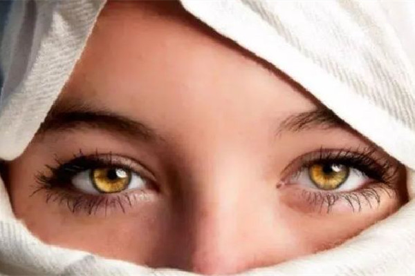 18歲女孩右眼天生藍瞳 為什么有的人瞳孔顏色不一樣 18歲女孩右眼天生藍瞳 為什么有的人瞳孔顏色不一樣