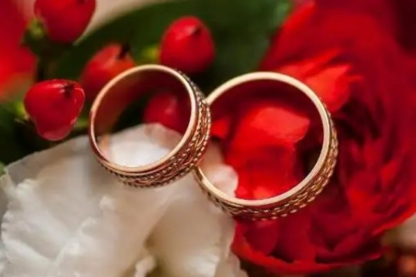 新娘坐婚車內(nèi)臨出發(fā)時仍在談生意 結婚有什么流程