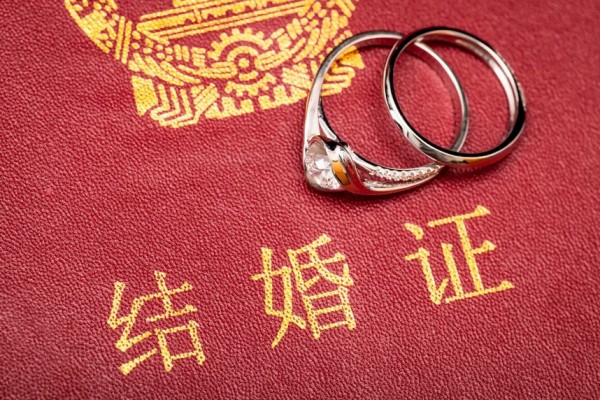 新娘坐婚車內(nèi)臨出發(fā)時仍在談生意 結婚有什么流程