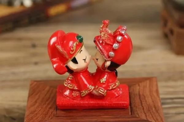 新娘坐婚車內(nèi)臨出發(fā)時仍在談生意 結婚有什么流程