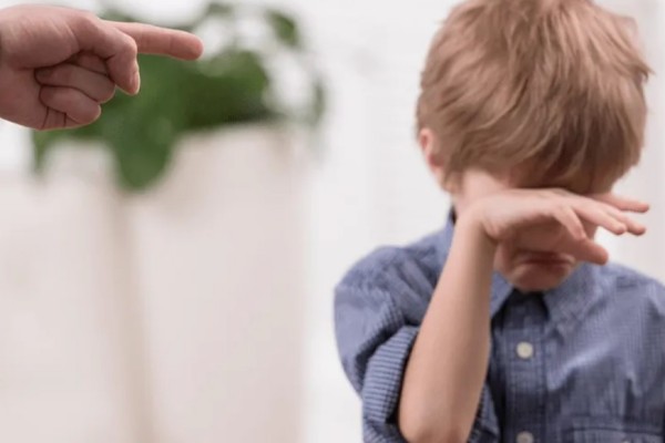 兒子劃傷豪車爸爸讓其拿金幣道歉 孩子犯錯家長應(yīng)該怎樣教育