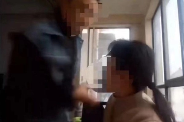 女教師上網(wǎng)課時(shí)遭家暴警方回應(yīng) 家暴屬于故意傷害罪嗎 女教師上網(wǎng)課時(shí)遭家暴警方回應(yīng) 家暴屬于故意傷害罪嗎