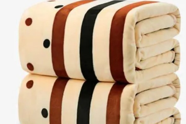 毛毯有一股刺鼻的味道是什么 毛毯有味道怎么去除妙招 毛毯有一股刺鼻的味道是什么 毛毯有味道怎么去除妙招