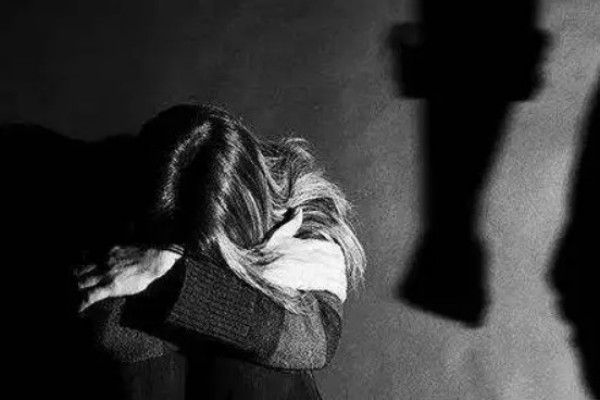 女教師上網(wǎng)課時(shí)遭家暴警方回應(yīng) 家暴屬于故意傷害罪嗎 女教師上網(wǎng)課時(shí)遭家暴警方回應(yīng) 家暴屬于故意傷害罪嗎
