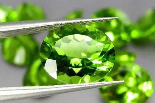 橄欖石是幾月的生辰石 橄欖石適合什么人佩戴 橄欖石是幾月的生辰石 橄欖石適合什么人佩戴