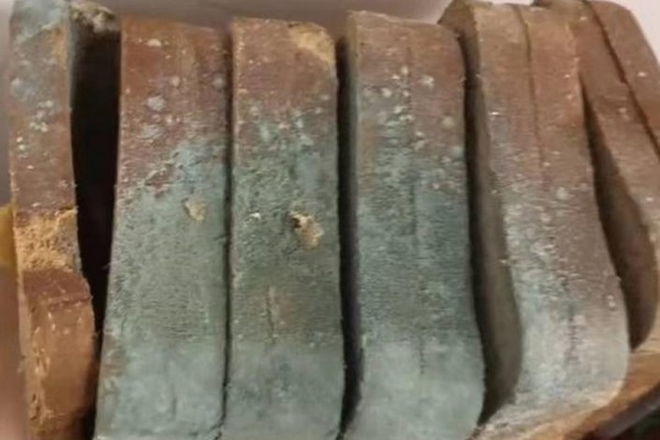 校長帶發(fā)霉面包看望學(xué)生?學(xué)?；貞?yīng) 面包保質(zhì)期多長時間