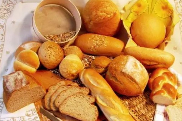 校長帶發(fā)霉面包看望學(xué)生?學(xué)?；貞?yīng) 面包保質(zhì)期多長時間