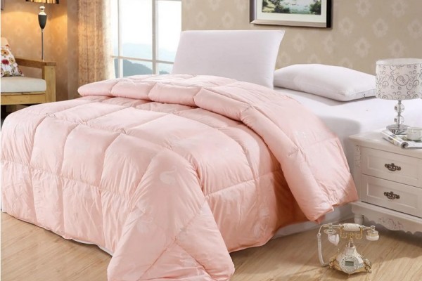 羽絨被和蠶絲被哪個(gè)更好 羽絨被是什么時(shí)候蓋的 羽絨被和蠶絲被哪個(gè)更好 羽絨被是什么時(shí)候蓋的