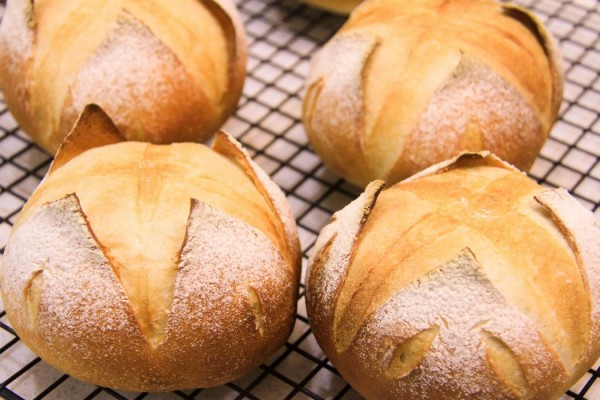 校長帶發(fā)霉面包看望學(xué)生?學(xué)?；貞?yīng) 面包保質(zhì)期多長時間