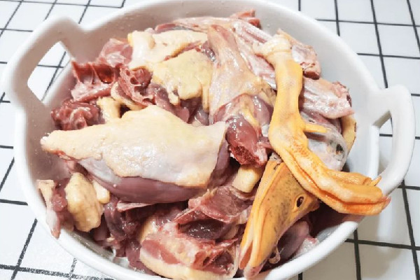 老人養(yǎng)的近4000只鴨子被投毒 鴨肉蛋白質(zhì)含量高嗎 老人養(yǎng)的近4000只鴨子被投毒 鴨肉蛋白質(zhì)含量高嗎