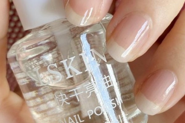 透明指甲油和亮油的區(qū)別 透明指甲油可以保護指甲嗎 透明指甲油和亮油的區(qū)別 透明指甲油可以保護指甲嗎