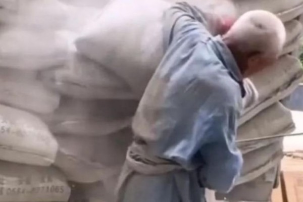 71歲大爺工地卸水泥一袋5毛錢 卸水泥是現(xiàn)錢嗎 71歲大爺工地卸水泥一袋5毛錢 卸水泥是現(xiàn)錢嗎